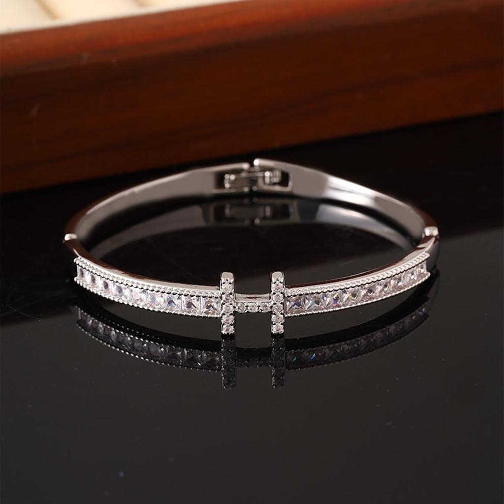 Exquisites 2025 Europäisch-Amerikanisches Nagelarmband mit Zirkon, Luxuriöser Kupferschmuck