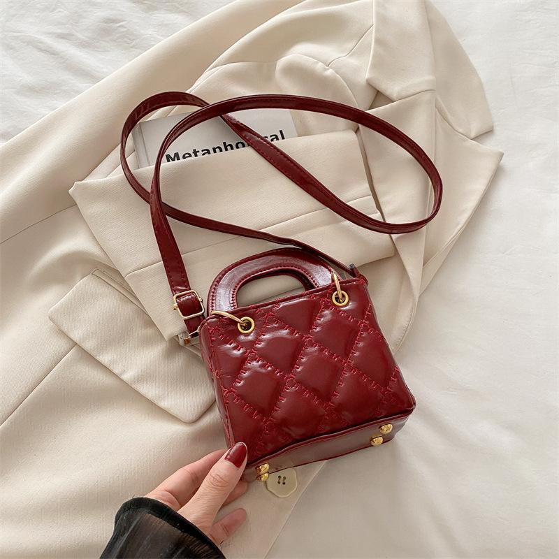 2025 new fashion diamond foreign style shoulder bag women's simple commuting exquisite portable Princess Diana bag temperament messenger bag