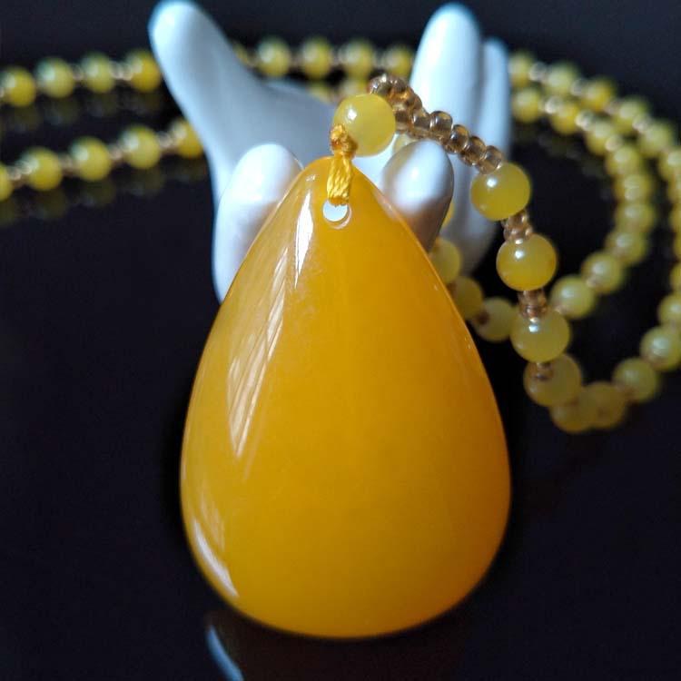 Náhrdelník s jantárovým príveskom v etnickom štýle, retiazka na sveter