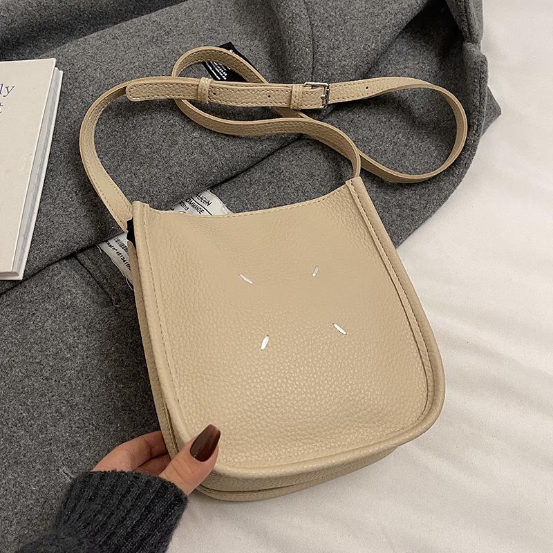 

2025 spring new super fire Korean version simple and fashionable bucket small bag commuter versatile women s casual messenger bag