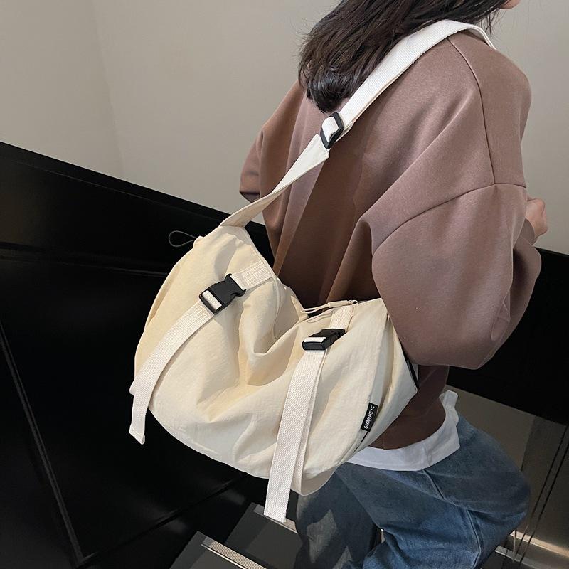 Niche design simple solid color 2025 casual spring fashion lazy style casual female college student messenger tote bag
