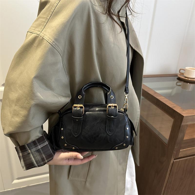 Trend Y2K Retro Rivet Shoulder Bag Spicy Girl Vintage Underarm Bag Pu Leather Handbag Locomotive Bowling Bag