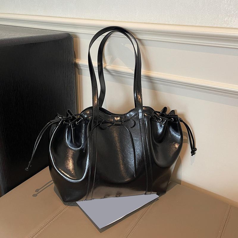 

Yogodlns Large Capacity Women Shoulder Bag Fashion Versatile PU Leather Folded Drawstring Underarm Bag Texture Office Commuter Tote Bag 33x14x27cm чёрный