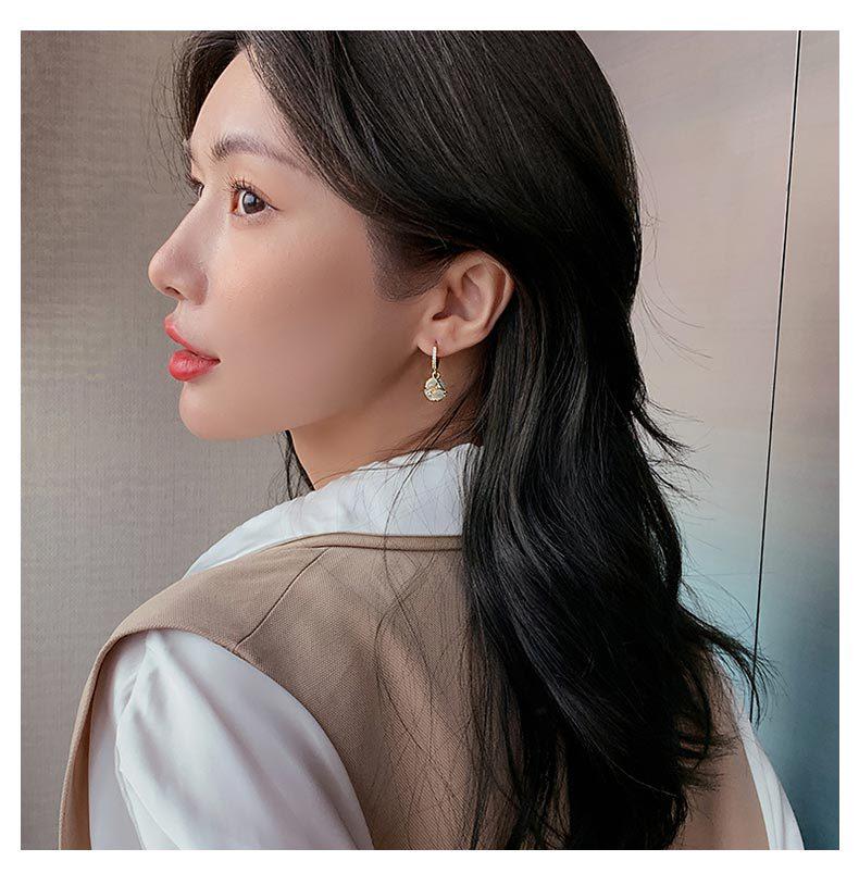 Exquisite Cat's Eye Stud Earrings: Trendy, High-End Design for Women, Autumn/Winter 2021