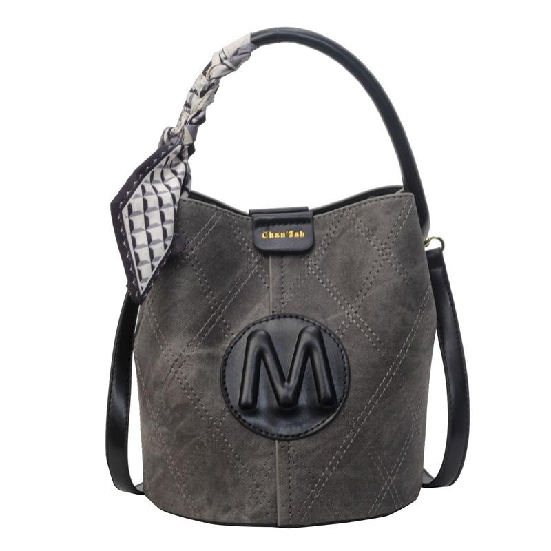 Niche design popular commuter handbag bag women's summer 2025 new trendy high-end versatile messenger bucket bag