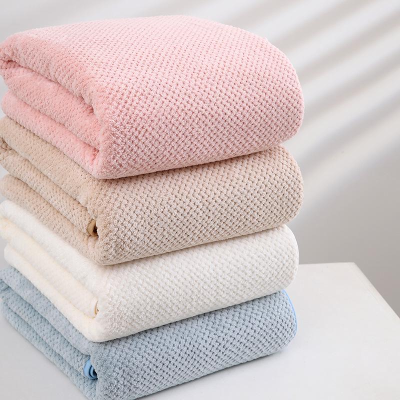 Pineapple Grid Large Bath Towel: Soft, Absorbent, Quick-Drying Thick Coral Fleece for Home and Beach Use