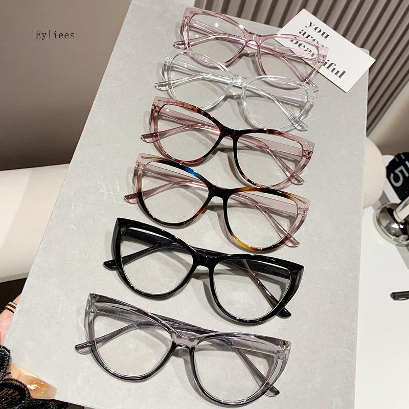 Light Sensitive Color Changing Anti Blue Light Flat Lens Black and White Frame Cat Eye Myopia Glasses Neutral Myopia Glasses