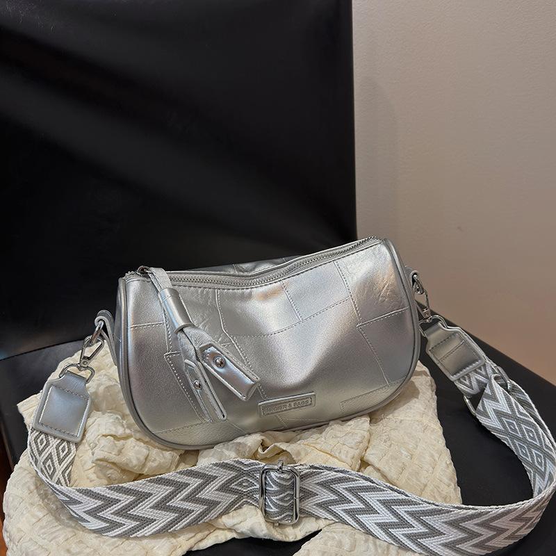 

Женская сумка-седло 2025 новая трендовая модная сумка через плечо с популярной широкой лямкой в корейском стиле в этом году кремовый