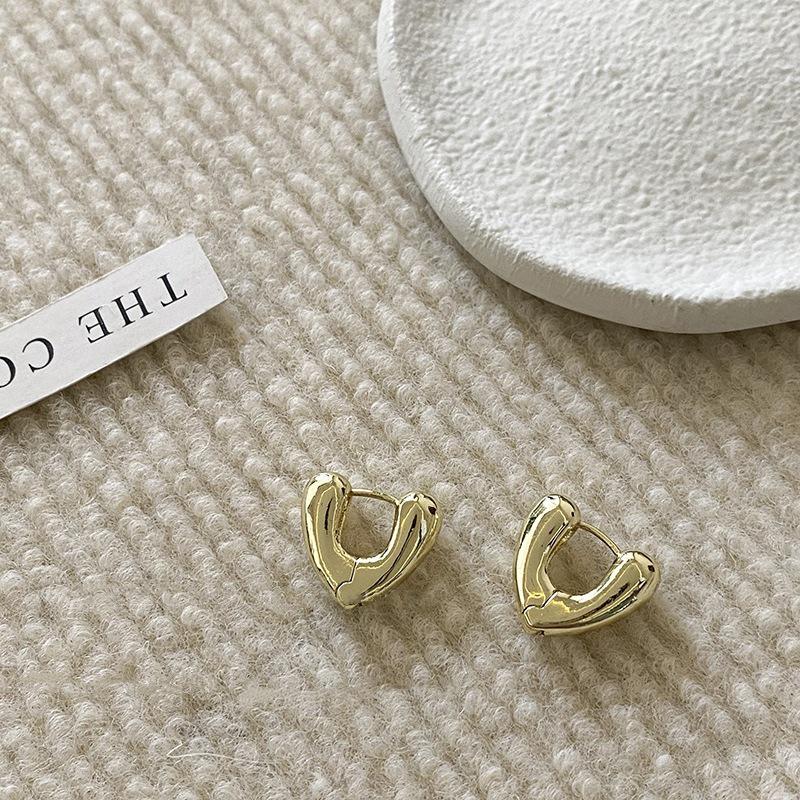 Glossy 3D Love Heart Earrings: Retro Minimalist Peach Studs, Trendy Cool Style for Women