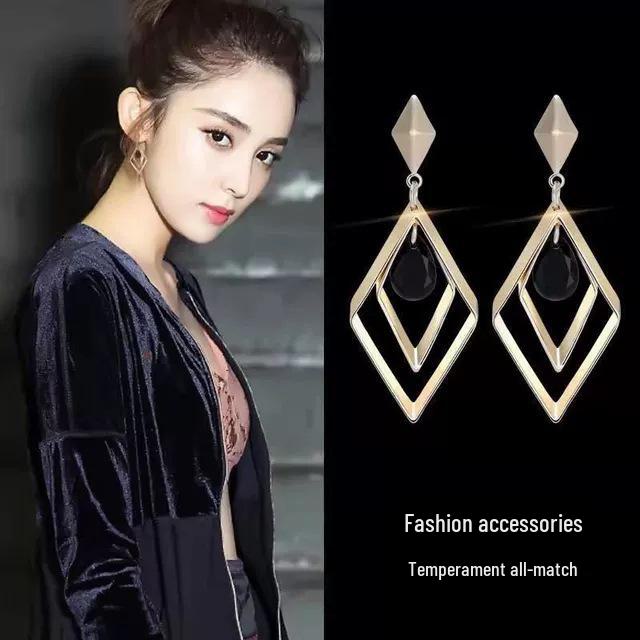 

Новые геометрические серьги с бриллиантами в стиле ретро — корейский стиль, модный и универсальный женский аксессуар.