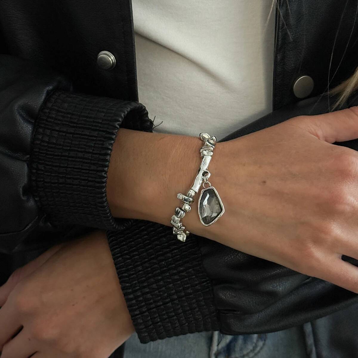 

SHIXIN 3 Colors Simple Shiny Rhinestone Irregular Pendant Bracelet for Women Trendy Acrylic Beaded Bracelet Jewelry Accessories