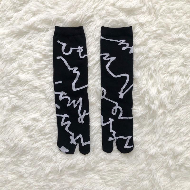 Trendy Japanese Multi-Color Jacquard Floral Tabi Socks - Cute Split-Toe Mid-Calf Design