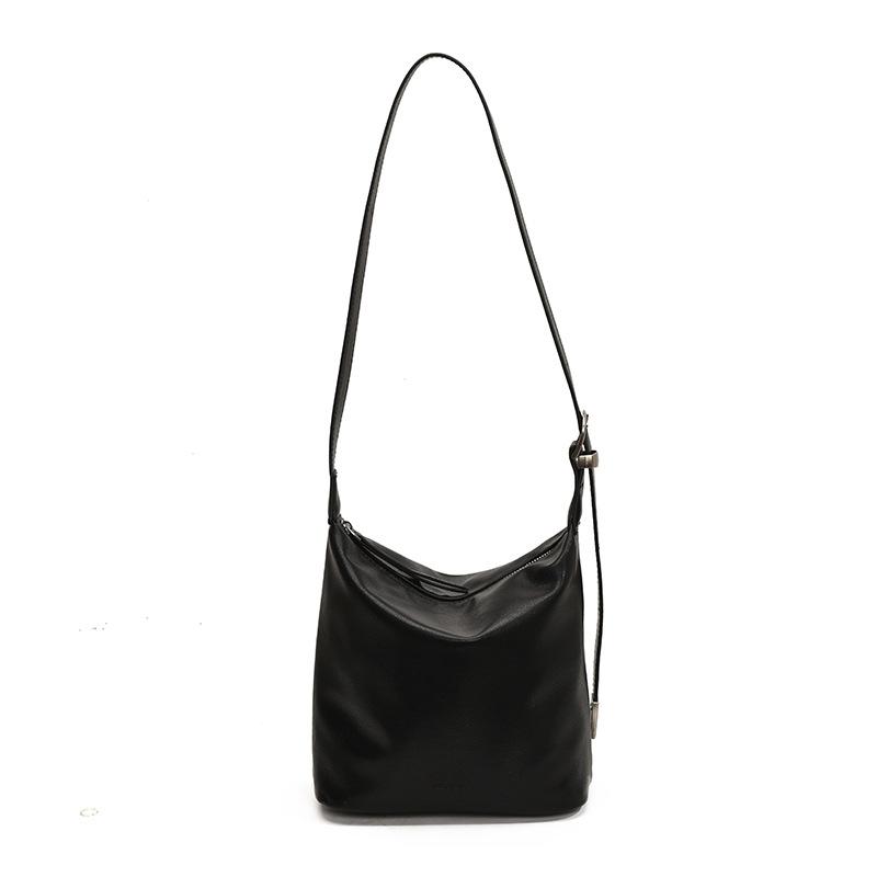 

Commuter retro simple soft leather messenger bag female new student class versatile large capacity shoulder tote bag чорний