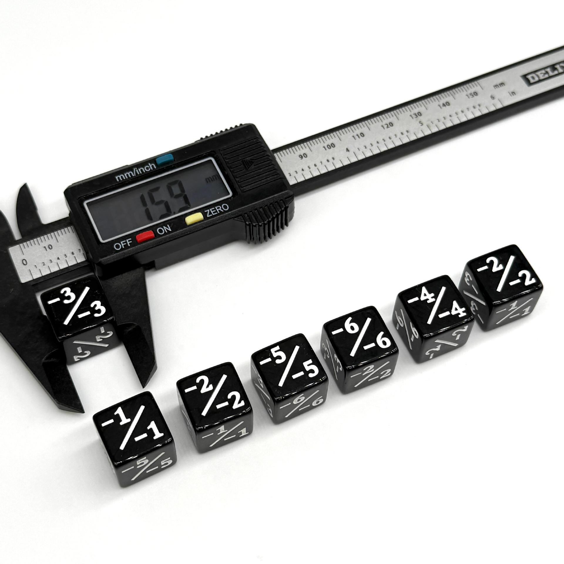 

Набор 16-мм кубиков для сложения и вычитания - Кубики с числами и знаками плюс/минус для настольных игр MTG