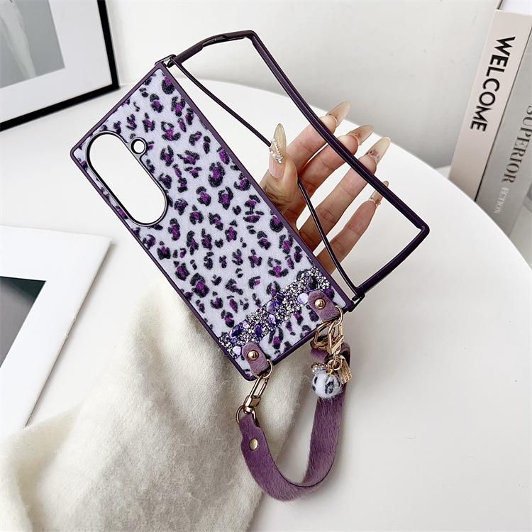 Applicable to Samsung ZFold7 folding leopard print splicing mobile phone case love plush portable ZFold6 anti-drop protective case