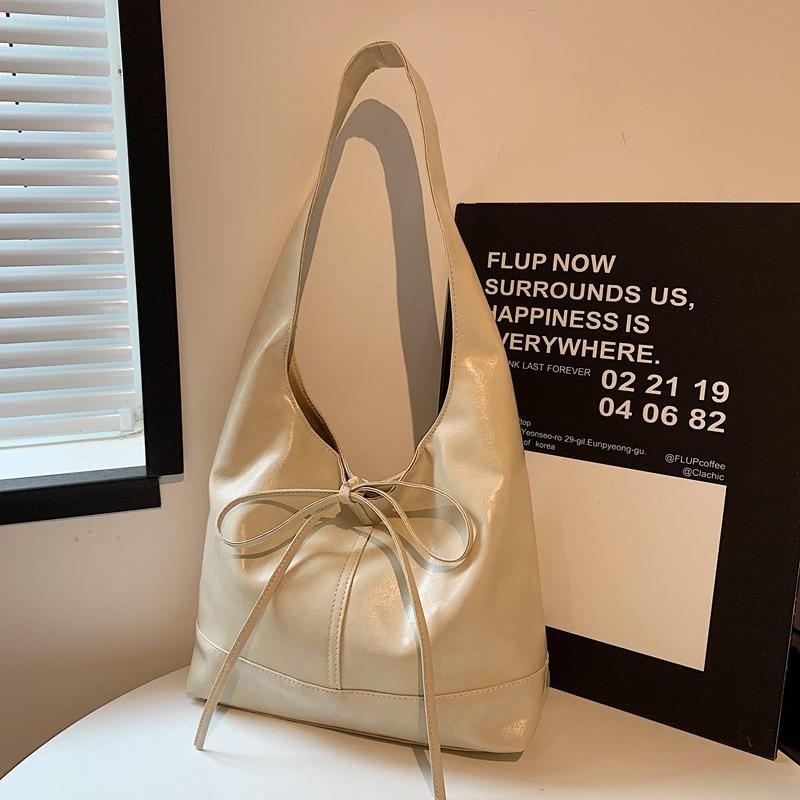 Pu Material Minimalist Underarm Bag For Women With Magnetic Closure And Shoulder Strap