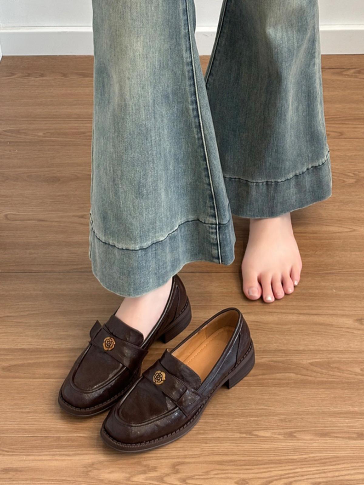 

Fashion New Spring Autumn Female Flower Button Shoes British Style Women Thick Sole College Loafers Fashion Girls Leather Footwear Pumps 35 коричневый