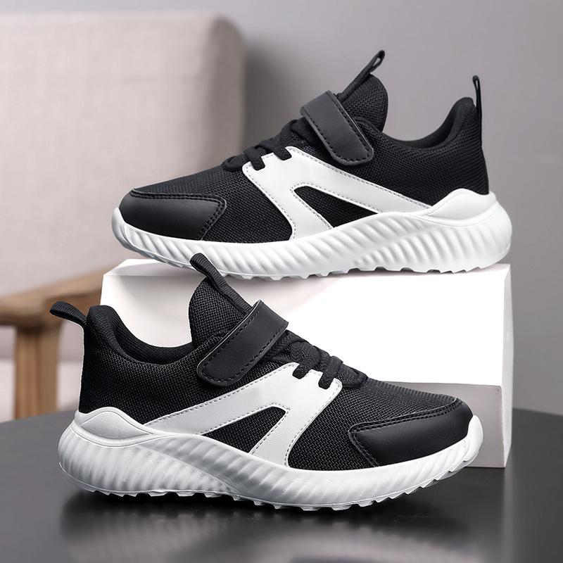 Boys' sports shoes 2025 spring new running shoes lightweight soft sole breathable medium and older children's color matching trend board shoes men