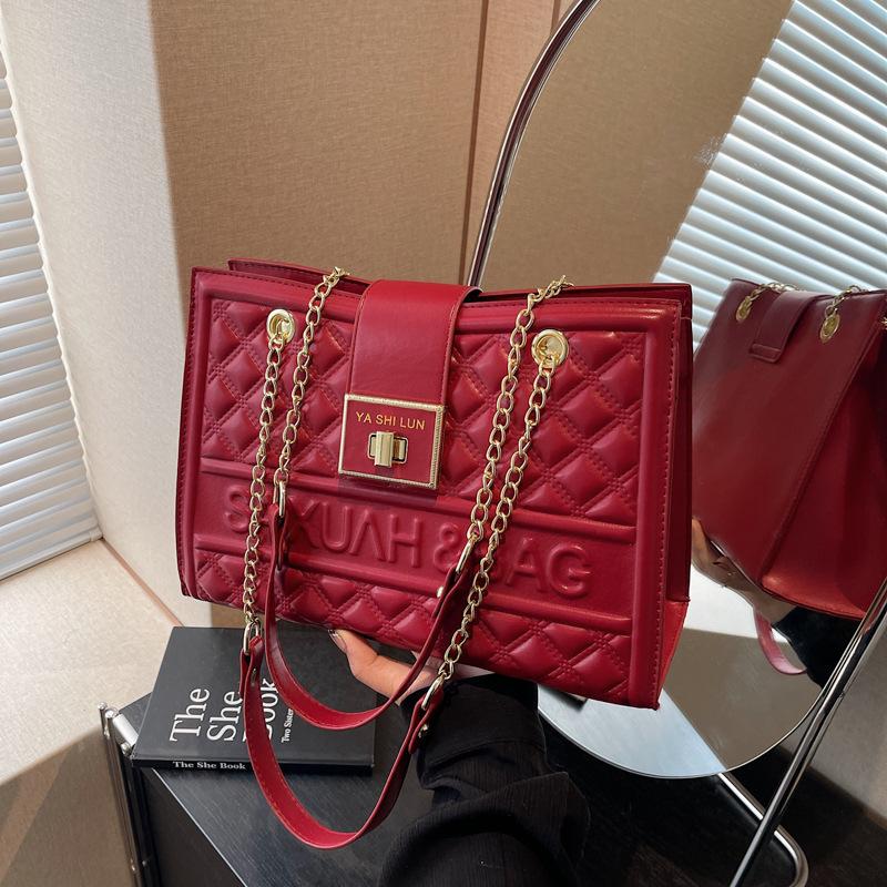 Rombformad kedjeväska dam stor kapacitet ny höst och vinter röd axel bröllopsväska pendlarväska