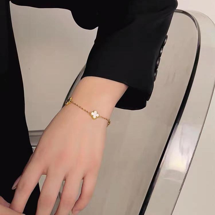 Bracelet Trèfle à Quatre Feuilles en Acier Titane Plaqué Or pour Femme - Noir & Blanc, Double Face, Design Luxe Simple