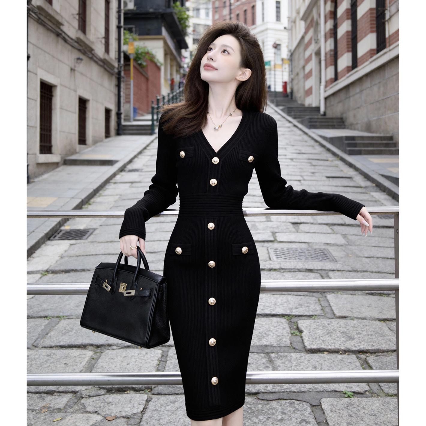 

Black V-neck Knit Dress with Metal Buckle: Slimming, Flattering, and High-End Style Large