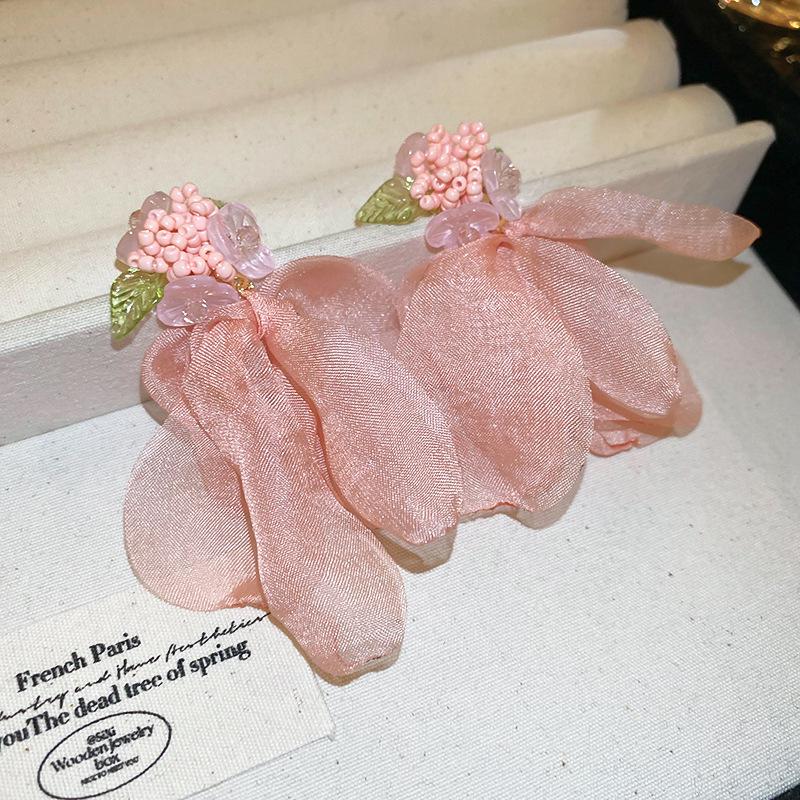 Boucles d'oreilles bohèmes roses à fleurs de perles de rocaille et pompons de perles