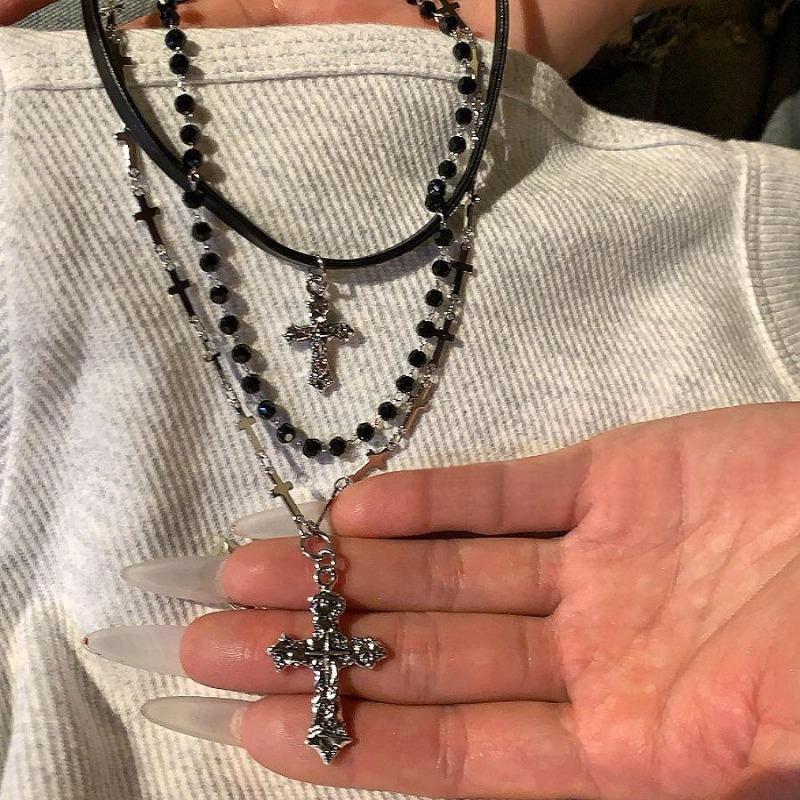 Leather crystal cross pendant, three-layer necklace, light luxury high-end clavicle chain, fashionable niche design neck chain.