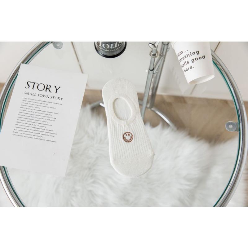 

Женские носки с вышивкой в виде улыбающегося лица, тонкие весенне-летние носки-невидимки с низким вырезом, противоскользящие и несъезжающие, короткие носки-лодочки 1 pair молочный белый