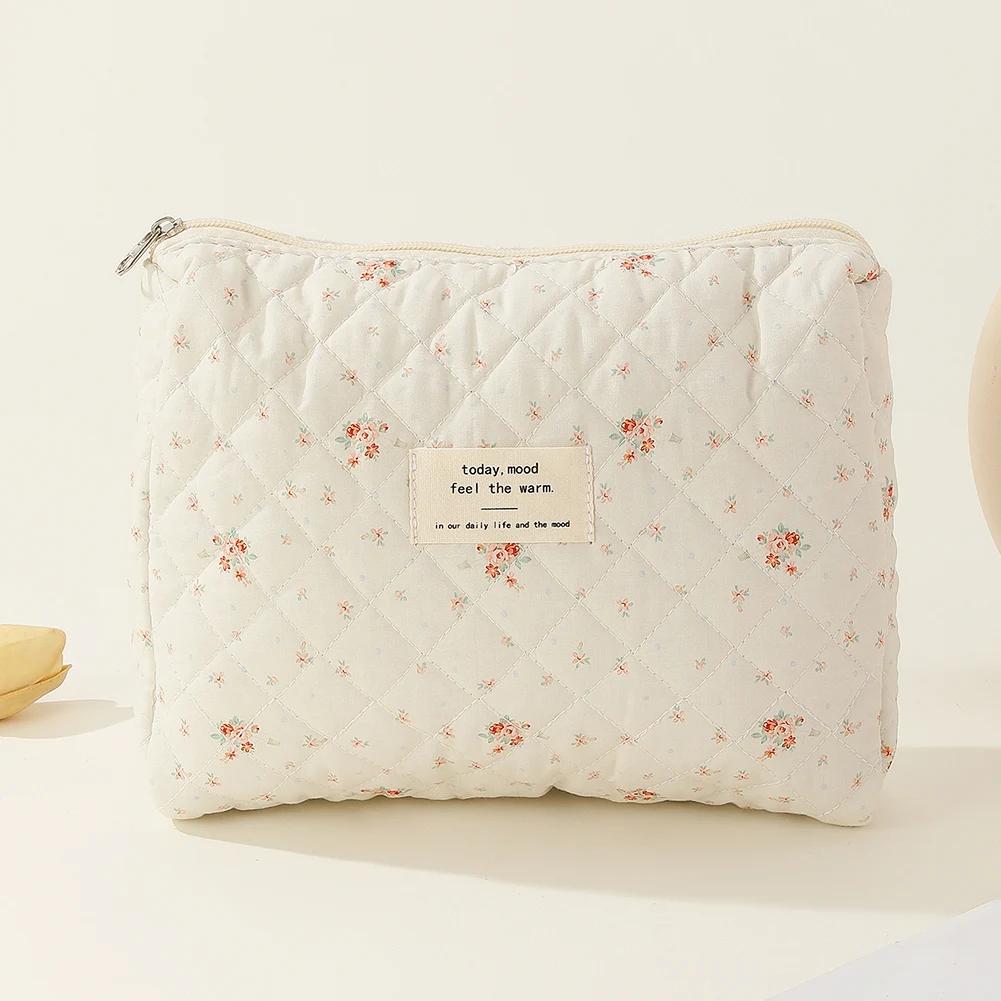 Women Quilted Makeup Bag Printed Cotton Quilted Cosmetic Pouch Large Capacity Zipper Closure Girls Daily Use Clutch