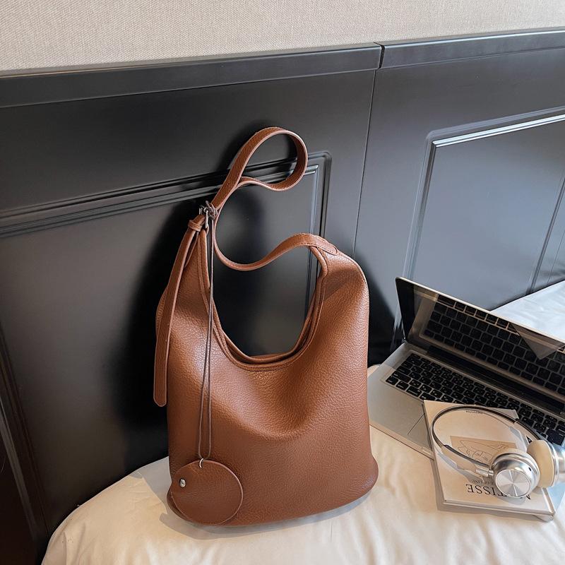 

Вместительная одноплечевая сумка-подмышка из мягкой кожи для женщин, сумка-кроссбоди для поездок на работу/учебу коричневый