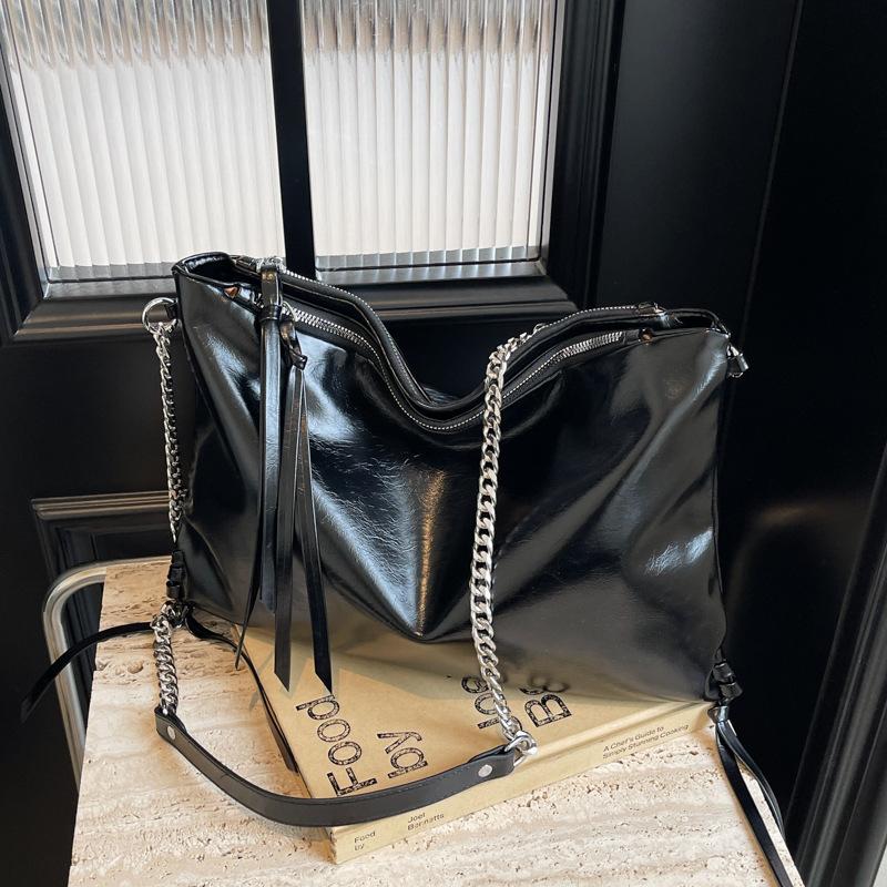 Casual Large-capacity Bag Women's New Fashion Versatile Chain Messenger Bag Commuter Shoulder Tote Bag