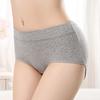 Zapakowane 4 sztuki bielizny damskiej ze średnim stanem Oddychająca bawełniana jednokolorowa bielizna z trójkątami Duże rozmiary Prosta i modna bielizna damska