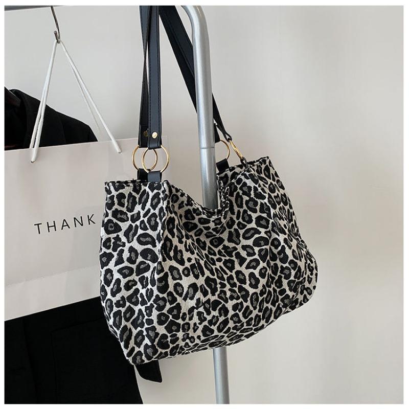 New Single-shoulder Canvas Bag, Fashionable Tote Bag for Leisure and Commuting with Large Capacity and Leopard Print, Versatile Women's Bag