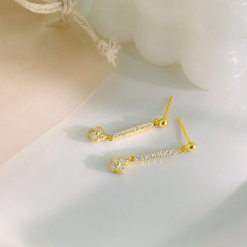 

Серьги-кисточки с цветком, инкрустированные бриллиантами. Длинные серьги. Легкий роскошный образ высокого класса, который сделает лицо стройным и стильным. Серьги.