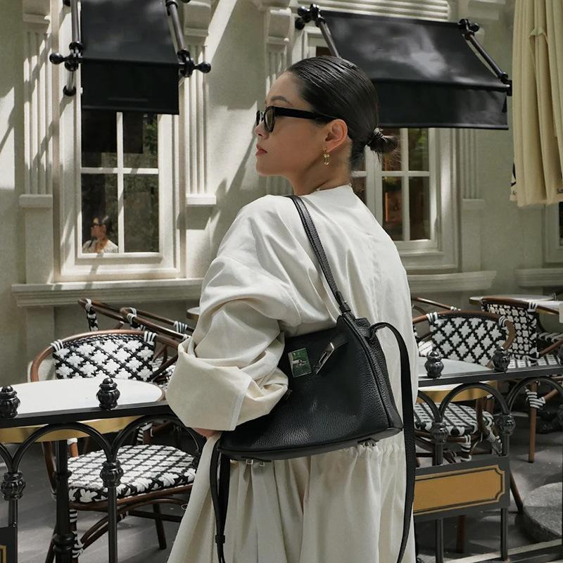 New Head Layer Fubao Leather Bag Genuine Leather Women's Bag Commuter Lock Armband Bag Handbag Single Shoulder Crossbody Bag