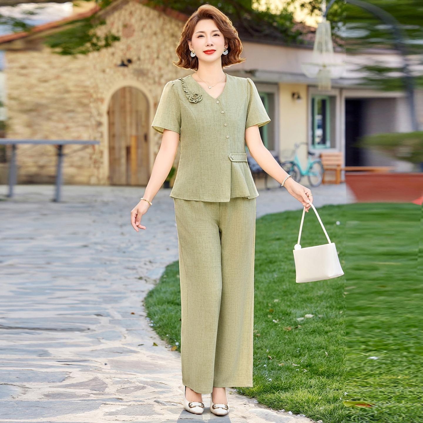 

Elegant Summer Two-Piece Set for Mature Women: Short-Sleeved T-Shirt and Top 2XL for 105-120 jin светло-зеленый