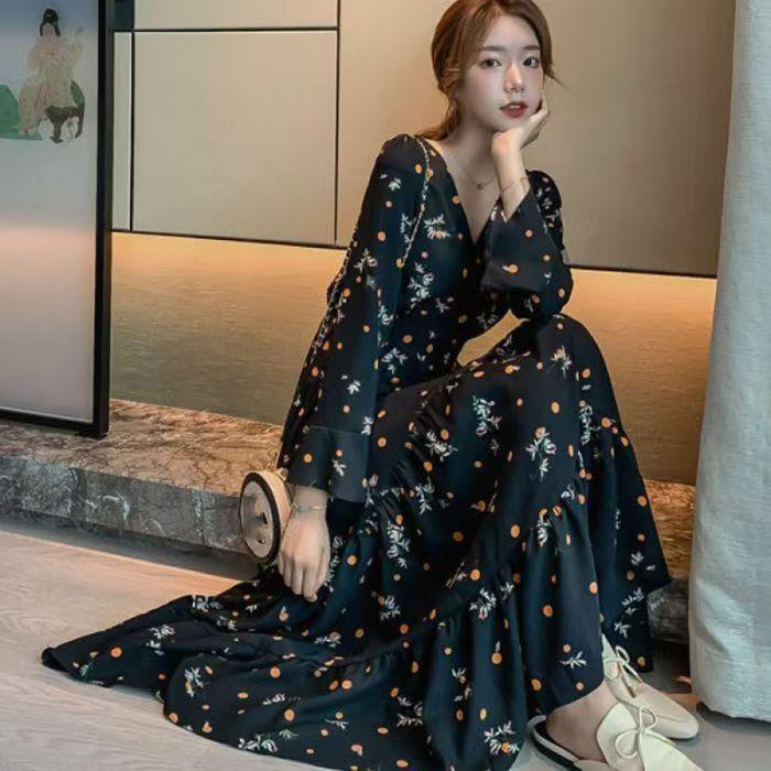 Korean version of floral V-neck dress women's French autumn new long-sleeved thin Platycodon medium and long A-shaped long dress