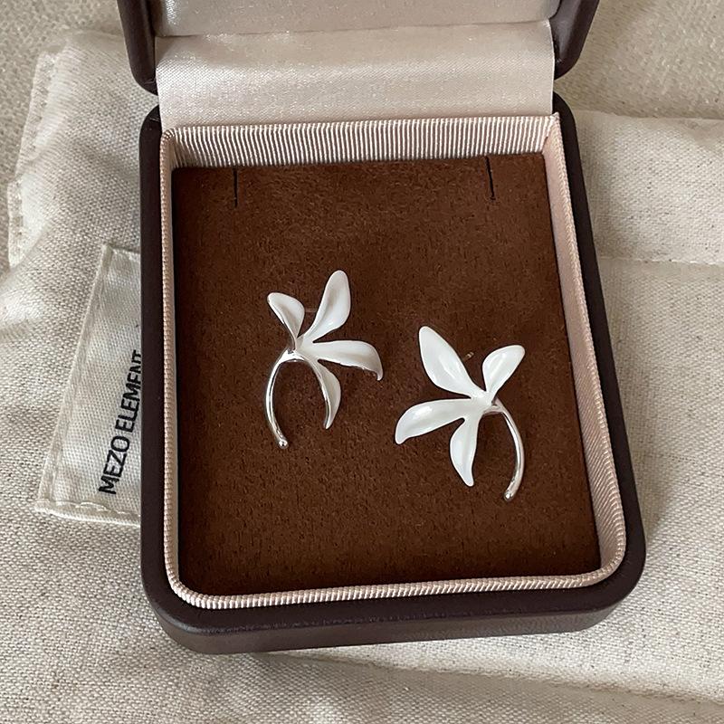 Trendy White Flower Earrings Stylish Daily Ear Jewelry