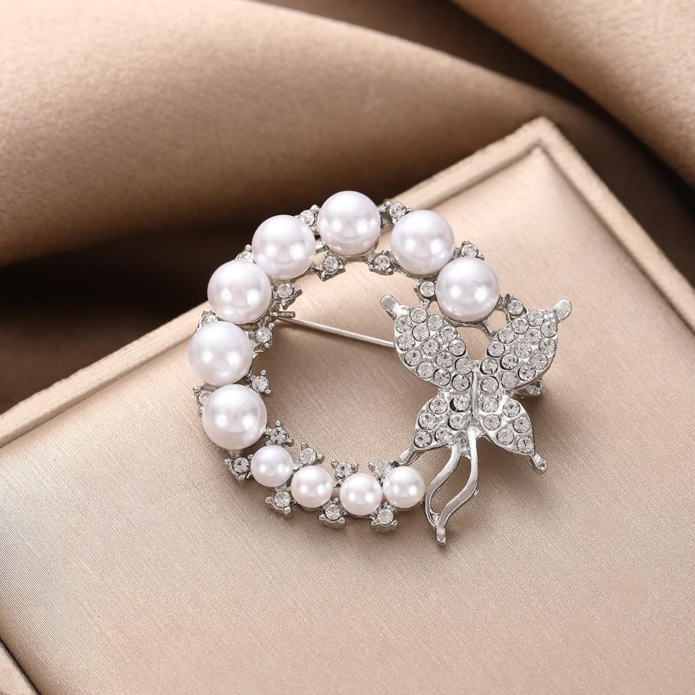 

Elegant Pearl Butterfly Brooch: Sophisticated Suit Lapel Pin & Apparel Accessory