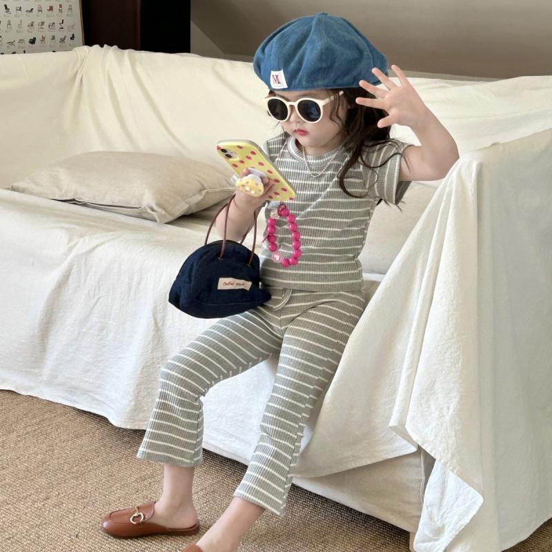 Полосатая футболка с короткими рукавами для девочек и слегка расклешенные брюки. Летняя — фото 7