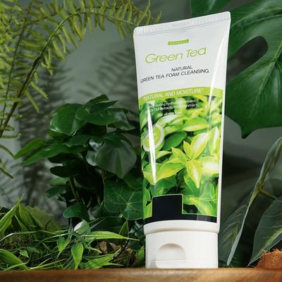 Mousse nettoyante au thé vert et à l'extrait d'arrow-root riche et non-desséchante 180ml