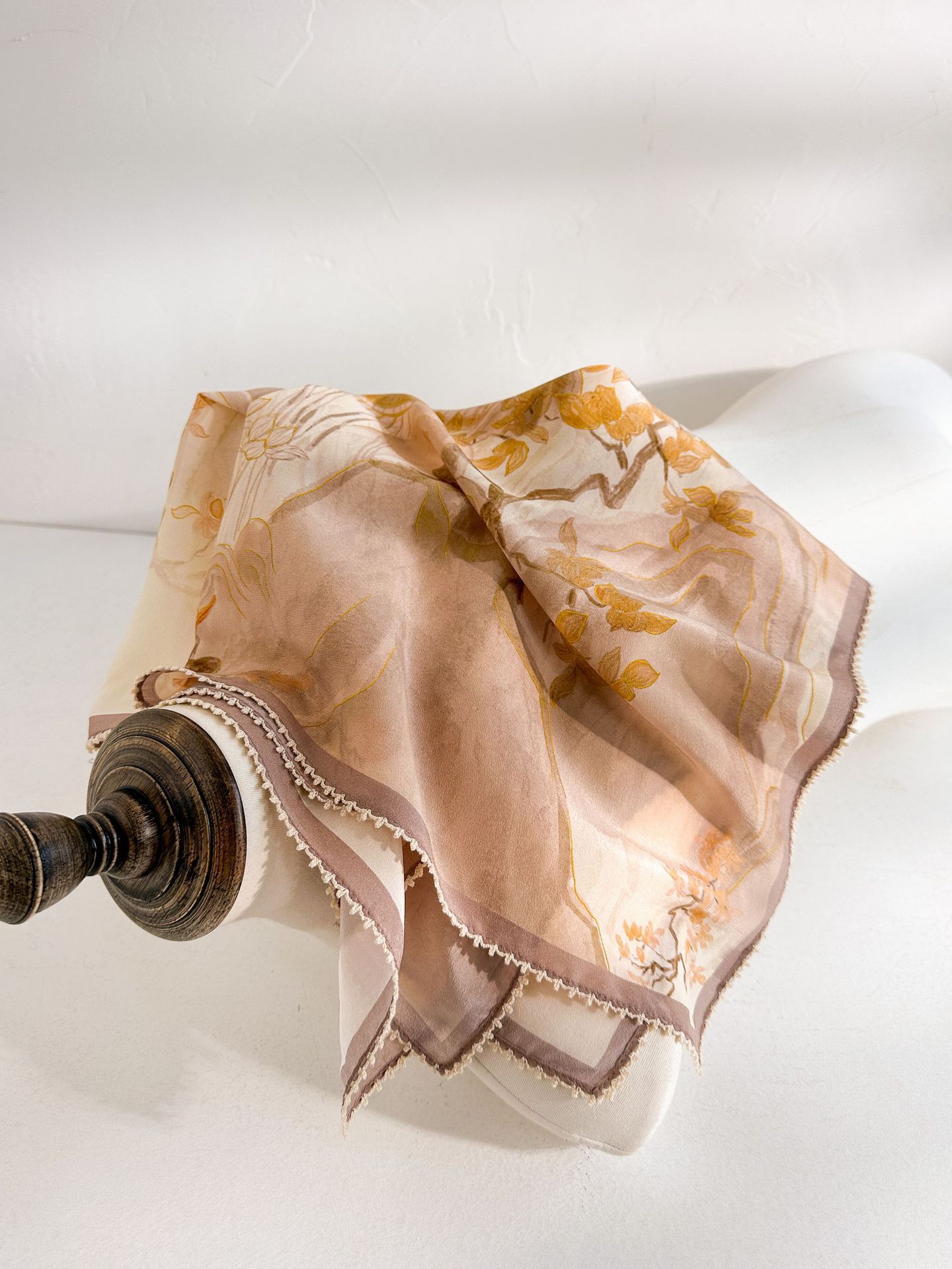Spring new high-end design sense 100% mulberry silk silk scarf classic retro versatile silk double crepe lace square scarf 65