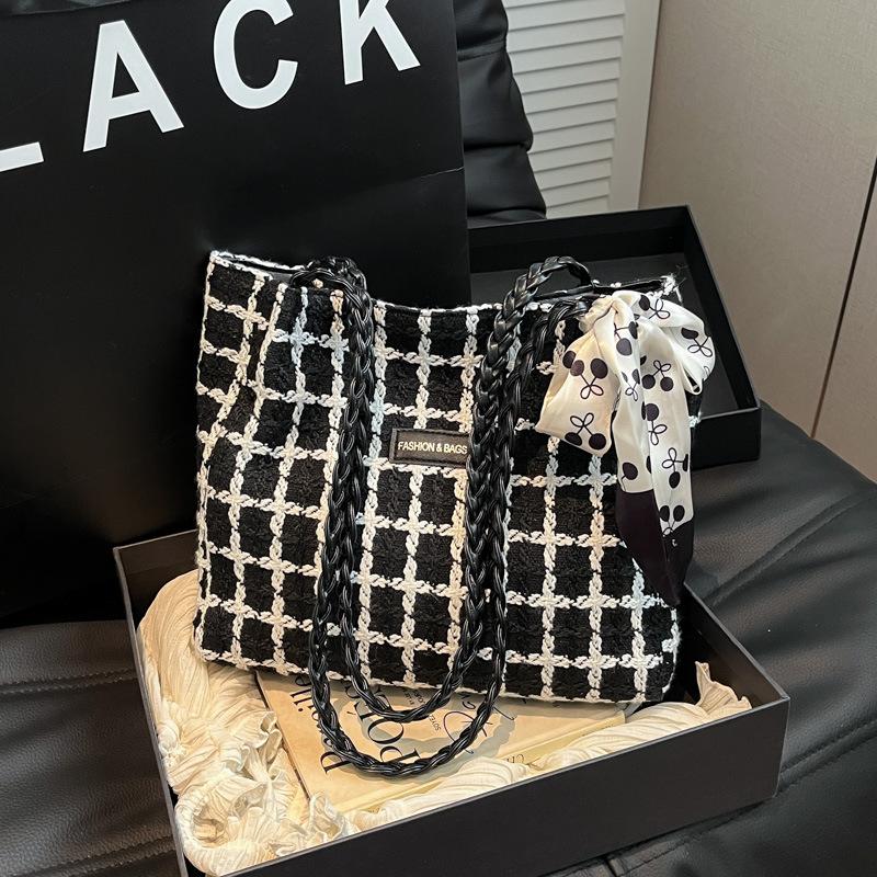 A Niche Large-capacity Tote Bag with A College Style and Fashionable Spring and Summer Commuting Shoulder Bag