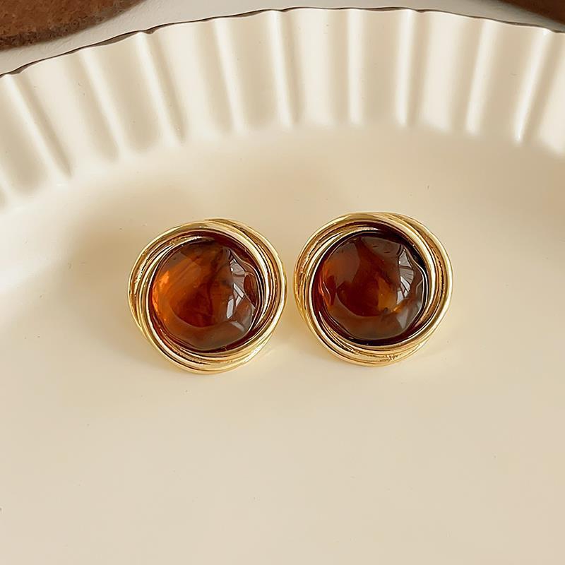 Elegant Pearl Stud Earrings: Simple, High-End Design for Autumn/Winter 2024