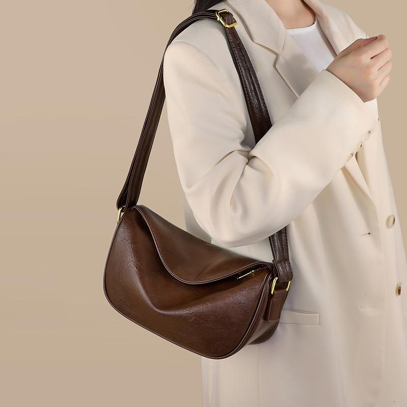 Bag women's new autumn and winter women's bags popular dumpling bags are now popular niche design messenger bags