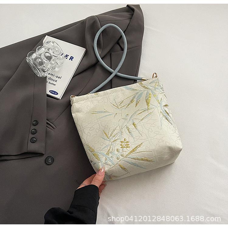 

New Chinese butterfly underarm bucket bag women 2025 new summer popular shoulder bag niche commuter bag зелёный