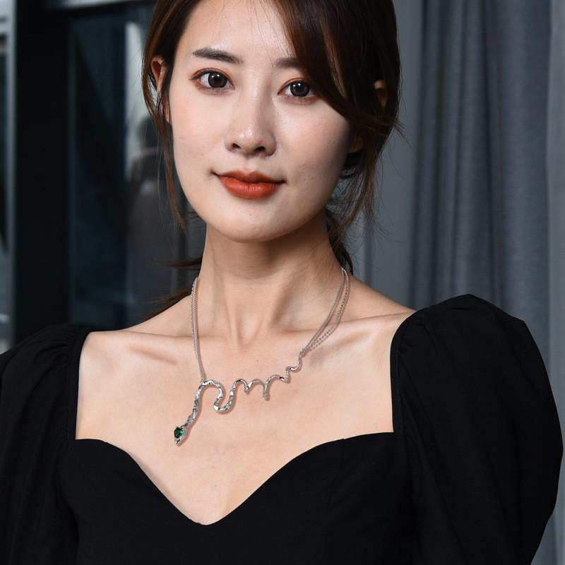 Green Artistic Zirconia Snake Pendant Necklace For Women Perfect For Fashionable Occasions