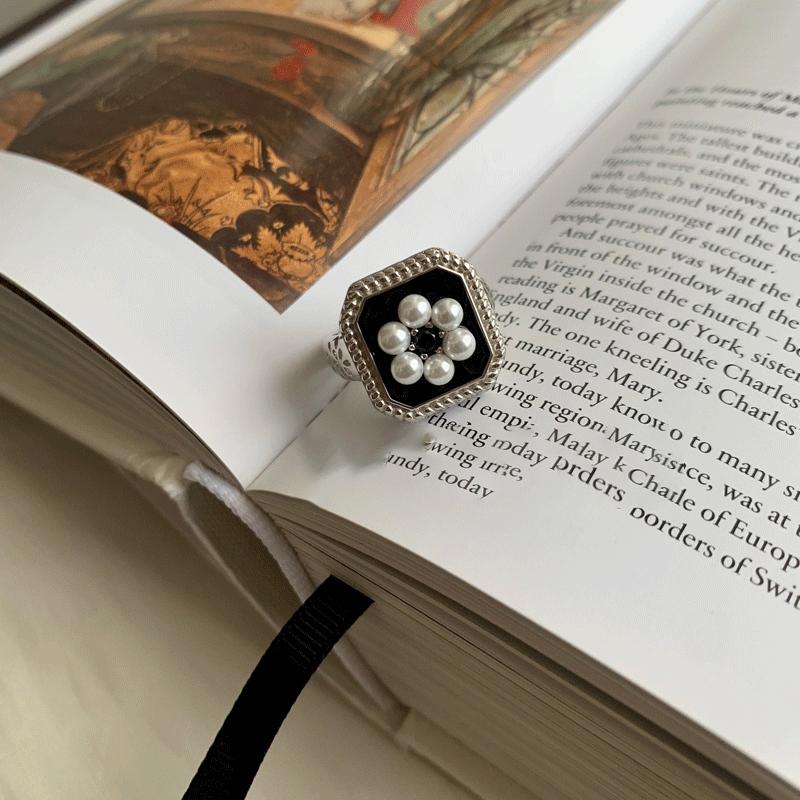 Style Stunning Hepburn Square Ring Featuring Drip Glaze Pearl Flower In Silver S925