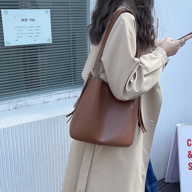 Retro Large Capacity Bag for Women New Trendy and Fashionable Bucket Bag French Niche Underarm Bag Versatile Crossbody Bag