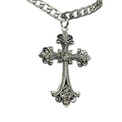 Stříbrný kříž s krystaly Gotický symbol krucifixu Unisex šperk
